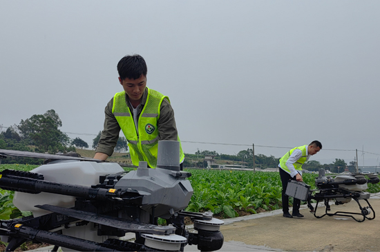 無人機飛防競賽選手在調(diào)試無人機。石保鋒攝
