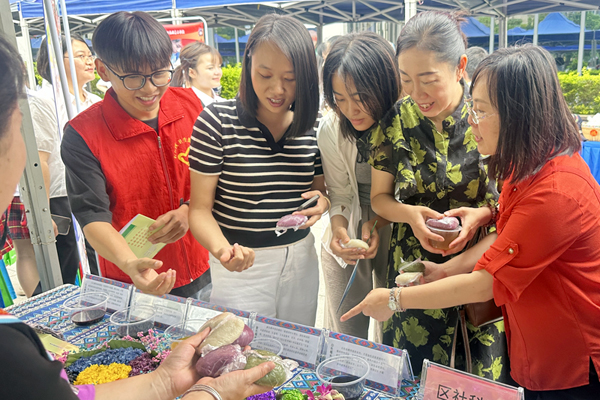 右江區(qū)社科聯(lián)志愿者為群眾講解五色糯米飯及染料知識(shí)