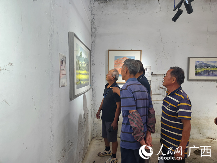 群眾觀看畫展。人民網(wǎng)記者 黃子婧攝