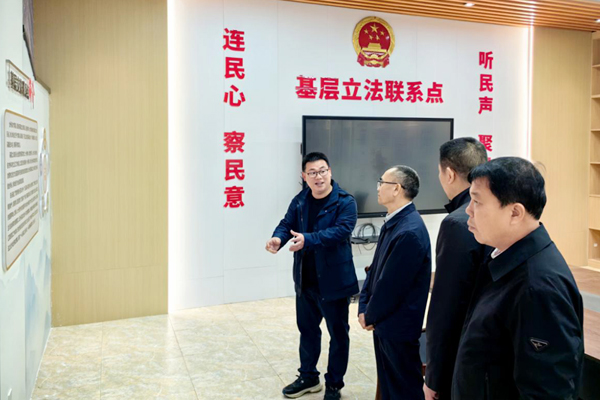 才灣鎮(zhèn)人大工作人員介紹基層立法點建設(shè)經(jīng)驗。