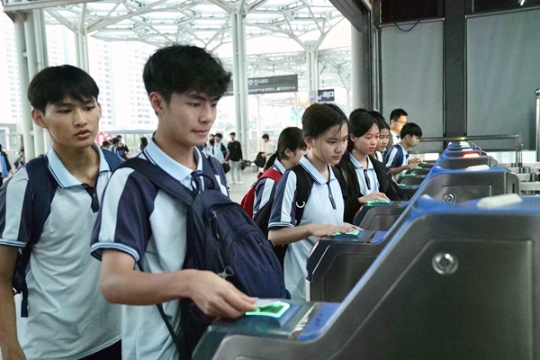 學(xué)生有序進站。白玨翠攝