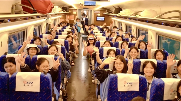 研學(xué)團(tuán)體開(kāi)啟旅途。白玨翠攝