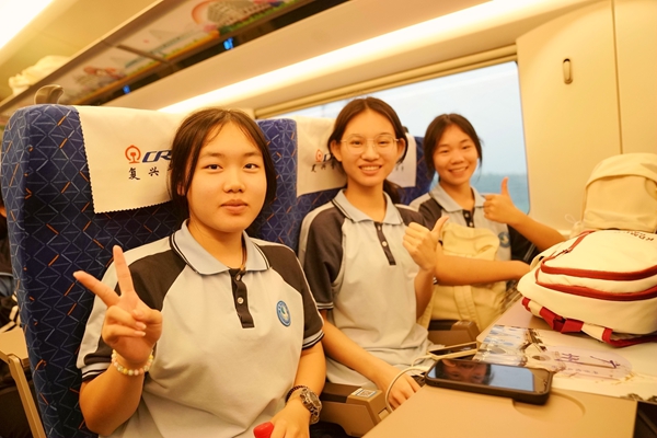 學(xué)生開(kāi)啟研學(xué)之旅。曾莉攝