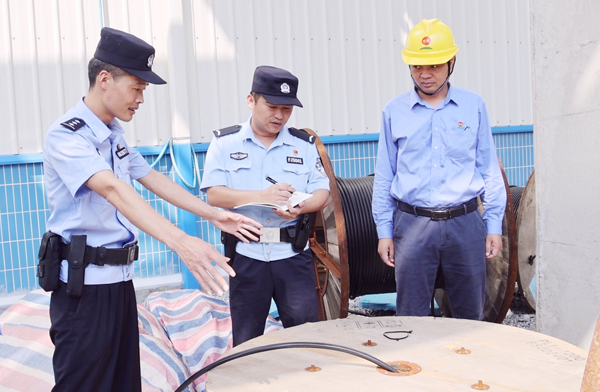 辦案民警在玖龍紙業(yè)工地現(xiàn)場研究被盜電纜等生產(chǎn)資料特征