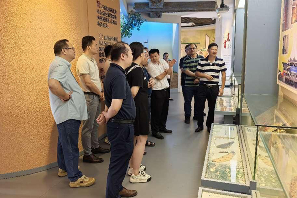 參觀南寧市白蟻防治科普基地科普展廳。