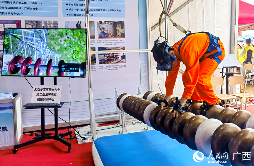 學(xué)生正在模擬帶電作業(yè)。人民網(wǎng)記者 陳燕攝