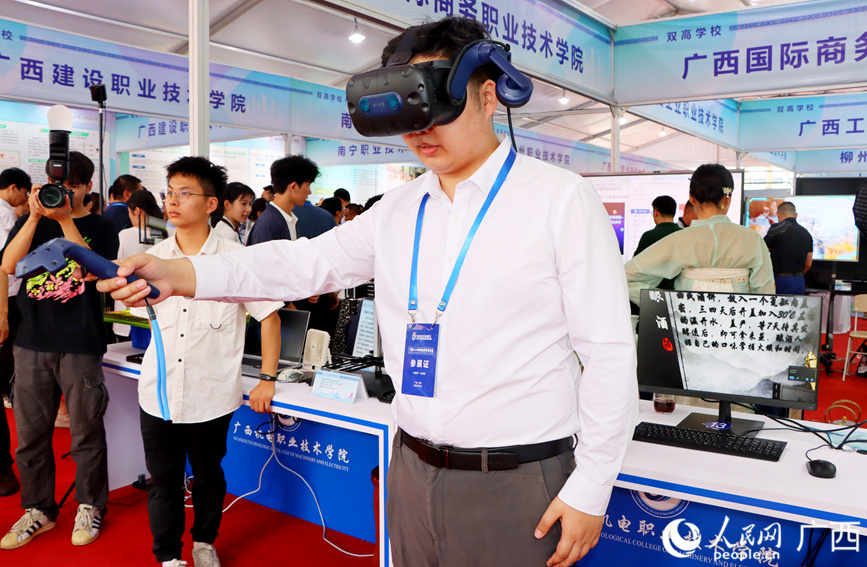 體驗(yàn)元宇宙應(yīng)用設(shè)備。人民網(wǎng)記者 陳燕攝