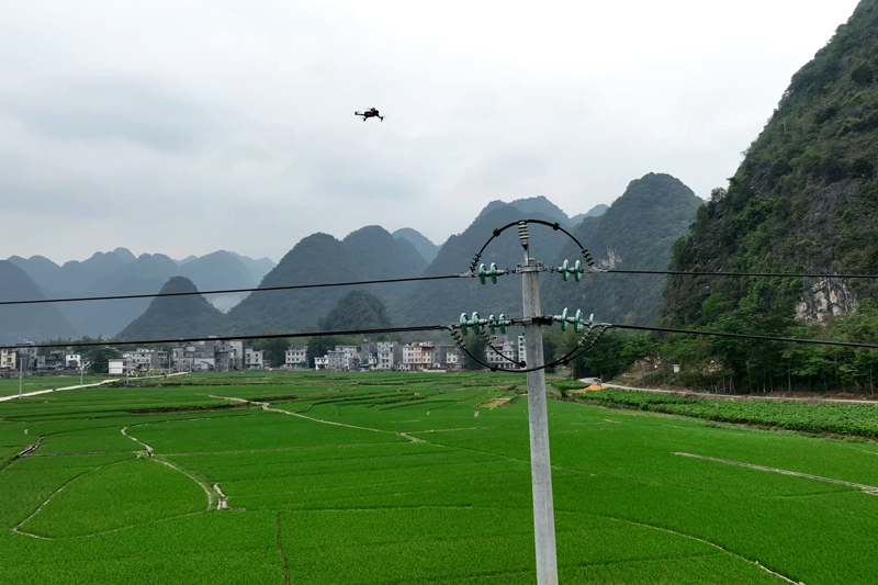 南方電網(wǎng)廣西河池東蘭供電局采取“固定機(jī)巢+移動(dòng)機(jī)巢”方式，實(shí)現(xiàn)全縣域無人機(jī)自主巡航全覆蓋。羅洋攝