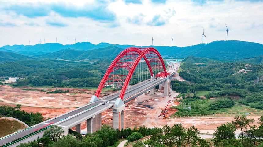 平陸運河舊州特大橋全橋貫通。羅雄鷹攝