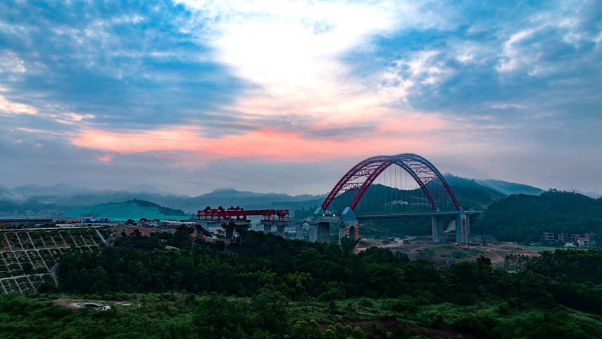 涉鐵段引橋早晨架梁施工現(xiàn)場。羅偉杰攝