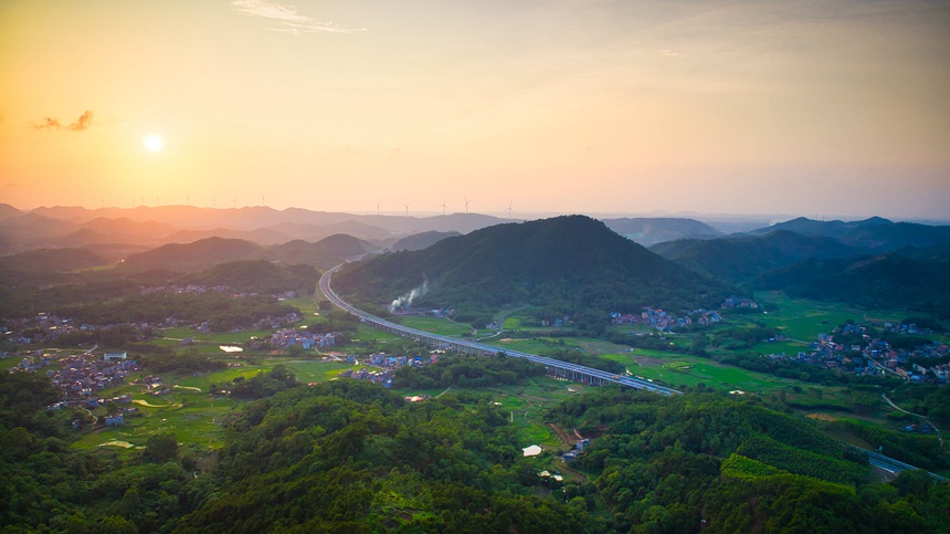 即將通車的南湛高速。王來攝