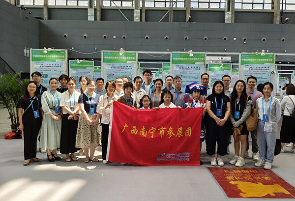 南寧市代表隊在展會現(xiàn)場合影。南寧市科技館供圖