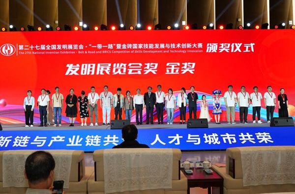 劉妍同學（右六）作為全國金獎獲獎代表上臺領獎。南寧市科技館供圖