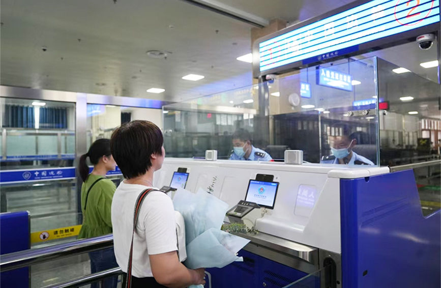 旅客在辦理出入境手續(xù)。友誼關(guān)出入境邊防檢查站供圖