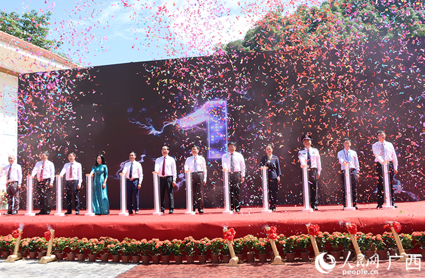 運行儀式上，中越雙方代表共同按下啟動鍵。人民網(wǎng) 馮肖慧攝