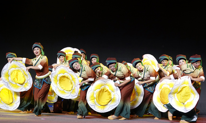 巴馬瑤族自治縣群眾表演群舞《油茶花開(kāi)幸福來(lái)》。