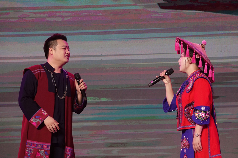 環(huán)江毛南族自治群眾小組唱《圓夢(mèng)高鐵》。