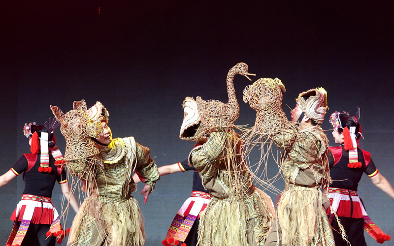 都安瑤族自治縣群眾表演的群舞《瑤山藤》。