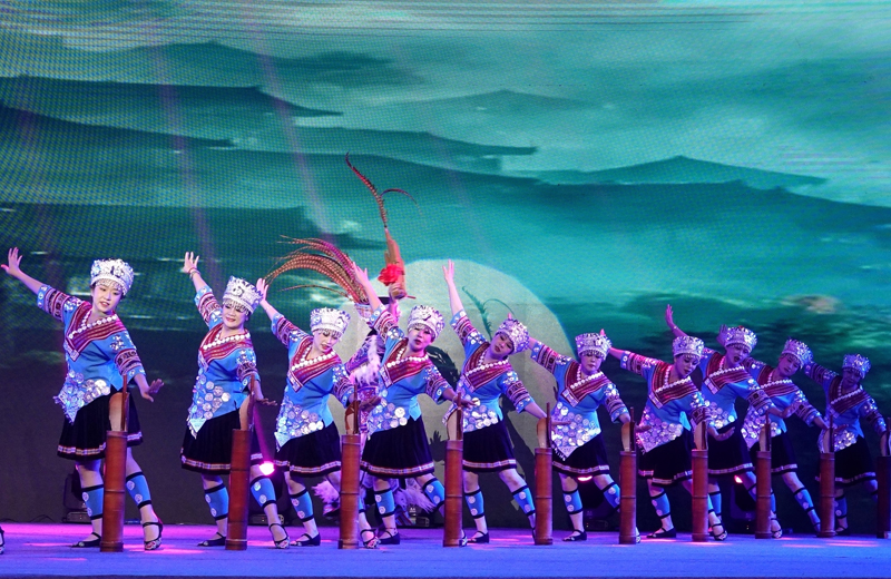 河池市金城江區(qū)群眾表演群舞《笙笙戀哥》。