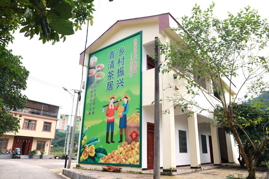 東興市馬路鎮(zhèn)大旺村的墻繪設計融入移風易俗等文明理念