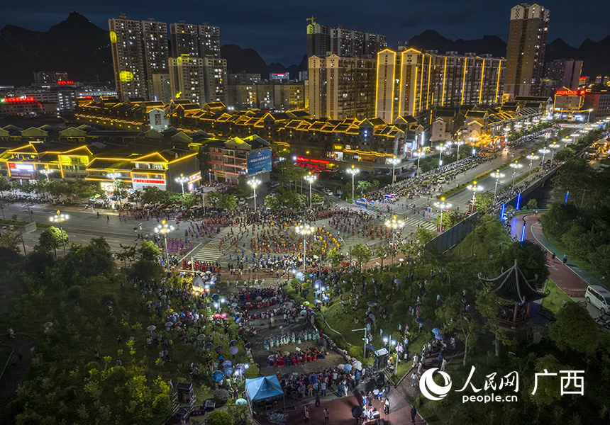 千人非遺展演燃情上演。人民網(wǎng) 雷琦竣攝