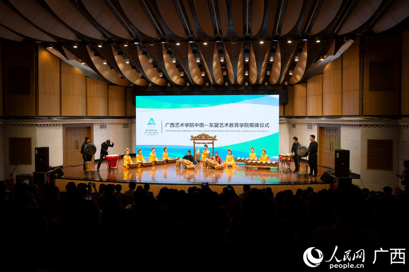 文藝節(jié)目表演。人民網(wǎng)記者 覃心攝