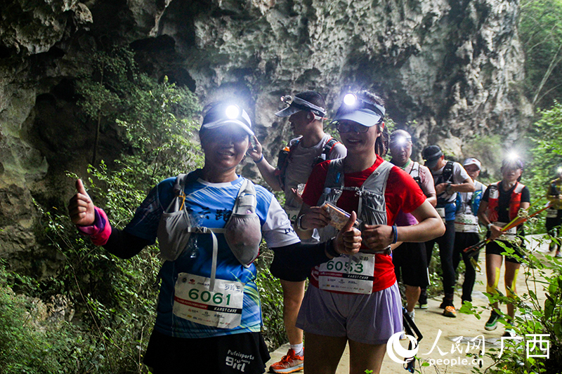 選手穿越溶洞。人民網(wǎng) 何寧攝