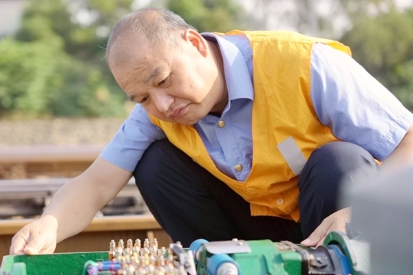 2廖春在查看轉(zhuǎn)轍機(jī)狀態(tài)(陳泉任 攝).jpg