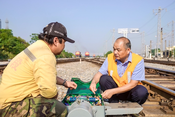 5廖春與現(xiàn)場(chǎng)職工開展設(shè)備調(diào)查(文杰 攝).jpg