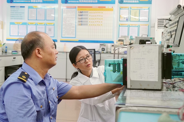 3廖春指導(dǎo)工區(qū)職工作業(yè)(卜錫龍 攝).jpg