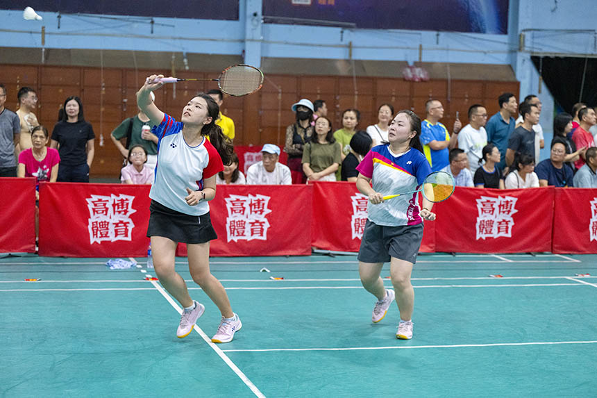 選手在羽毛球賽場上進行激烈比拼。何華文攝