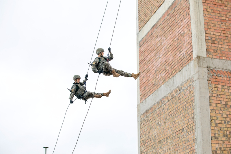 武警官兵正在進(jìn)行下滑訓(xùn)練。