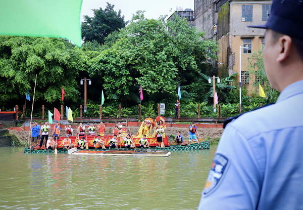 民警護航鬧龍舟現(xiàn)場。