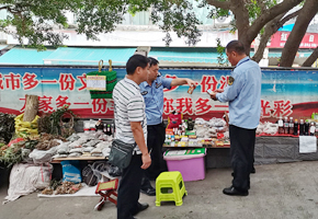 監(jiān)管人員對(duì)農(nóng)貿(mào)市場(chǎng)假藥銷售點(diǎn)進(jìn)行查處
