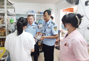 監(jiān)管人員對(duì)農(nóng)村診所開展現(xiàn)場(chǎng)檢查