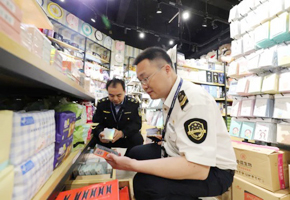 工作人員在經(jīng)營(yíng)場(chǎng)所開展化妝品抽樣