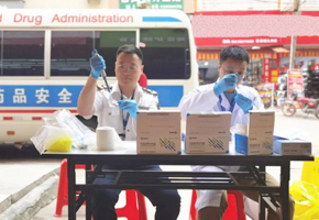 工作人員在鄉(xiāng)鎮(zhèn)開展化妝品現(xiàn)場(chǎng)快檢
