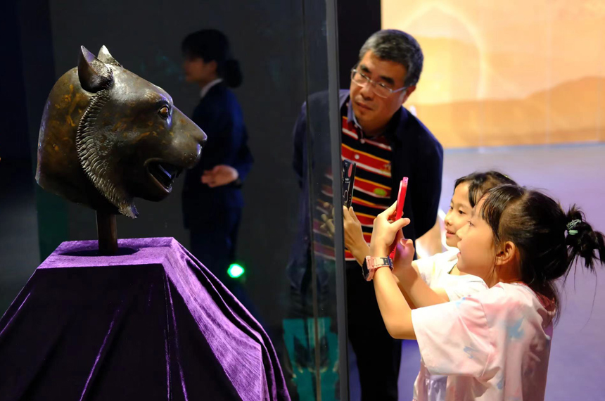 兩位小朋友被獸首吸引，拍照留念。宋延康攝