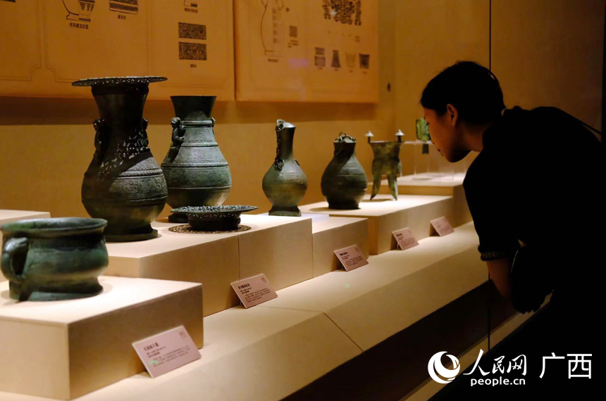 觀眾正在認真觀展。人民網(wǎng)記者 張芳攝