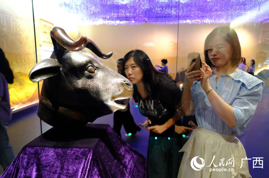 觀眾正在認真觀展。人民網(wǎng)記者 張芳攝