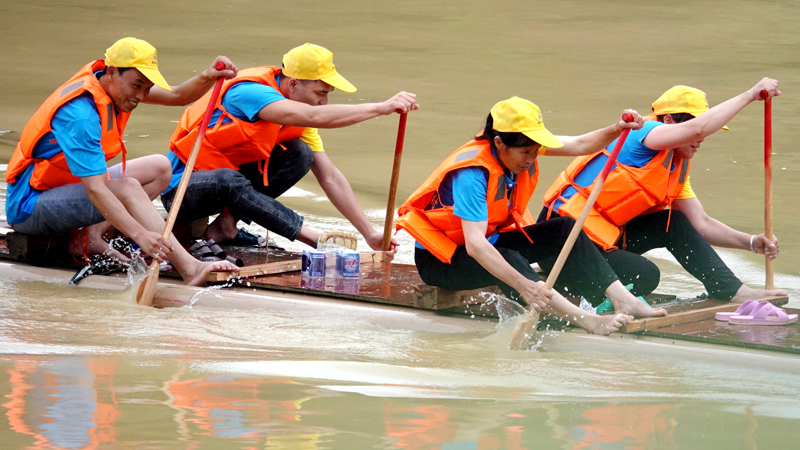 參賽選手奮力劃槳勇?tīng)?zhēng)先。