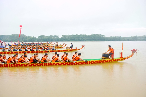 8支龍舟隊在起點一字排開，等待開賽信號。