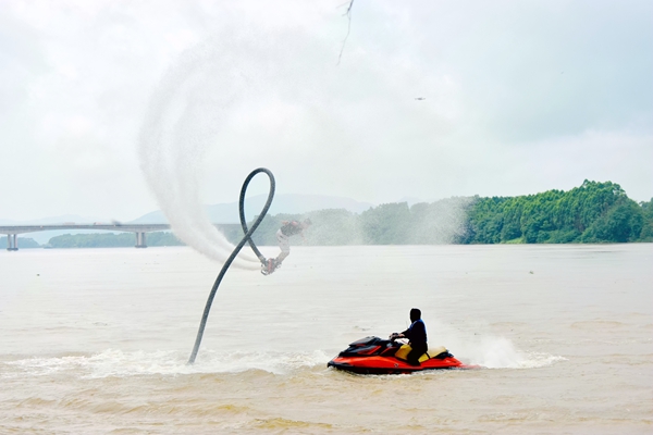 精彩的水上飛人節(jié)目表演。