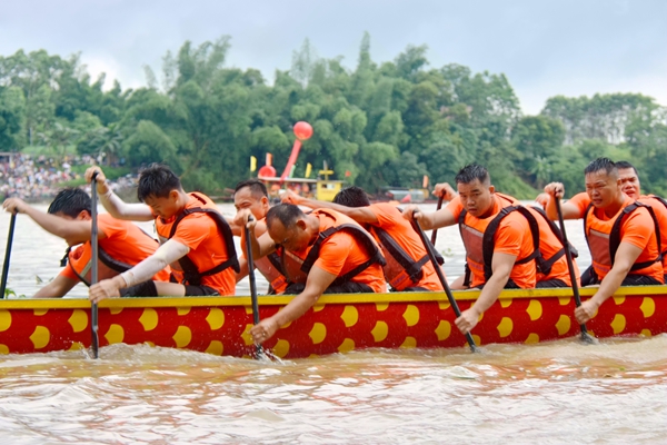 龍舟隊(duì)員同心協(xié)力，爭奪勝利。