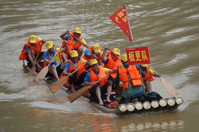 參賽選手奮力劃槳。