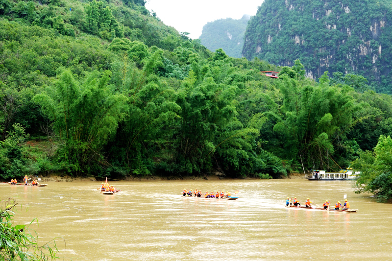 東蘭縣巴疇鄉(xiāng)板加村舉辦慶祝端陽(yáng)節(jié)竹排大賽。