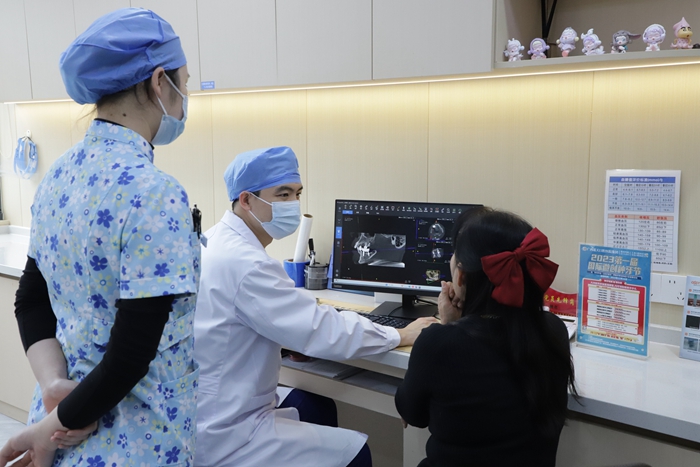 醫(yī)生細(xì)心為患者進(jìn)行診療。藍(lán)天口腔醫(yī)院集團供圖