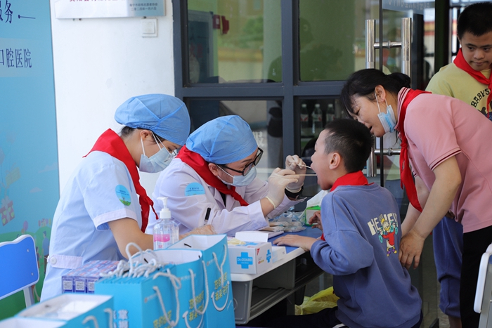 藍(lán)天口腔醫(yī)院集團到賓陽縣特殊兒童培訓(xùn)中心開展義診活動。藍(lán)天口腔醫(yī)院集團供圖