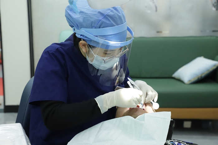 醫(yī)生為患者治療。藍(lán)天口腔醫(yī)院集團供圖