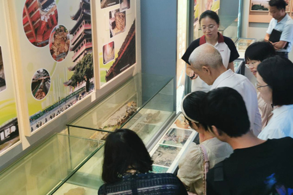 參觀南寧市白蟻防治科普基地科普展廳。